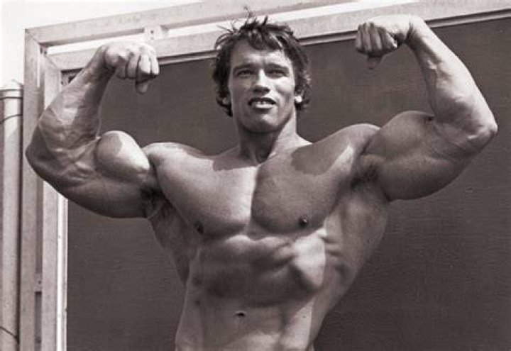 When arnold started bodybuilding?